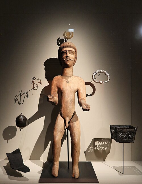 Mitra et accessoires de culte (Ve-VIe siècle), musée national des Antiquités du Tadjikistan, Douchanbé.